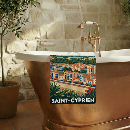 Serviette de bain souvenir de Saint-Cyprien avec une illustration stylisée de la ville et de son port.