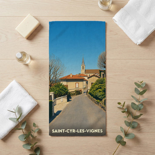 Serviette de bain souvenir de Saint-Cyr-les-Vignes illustrée d'une vue typique du village sous un ciel bleu.