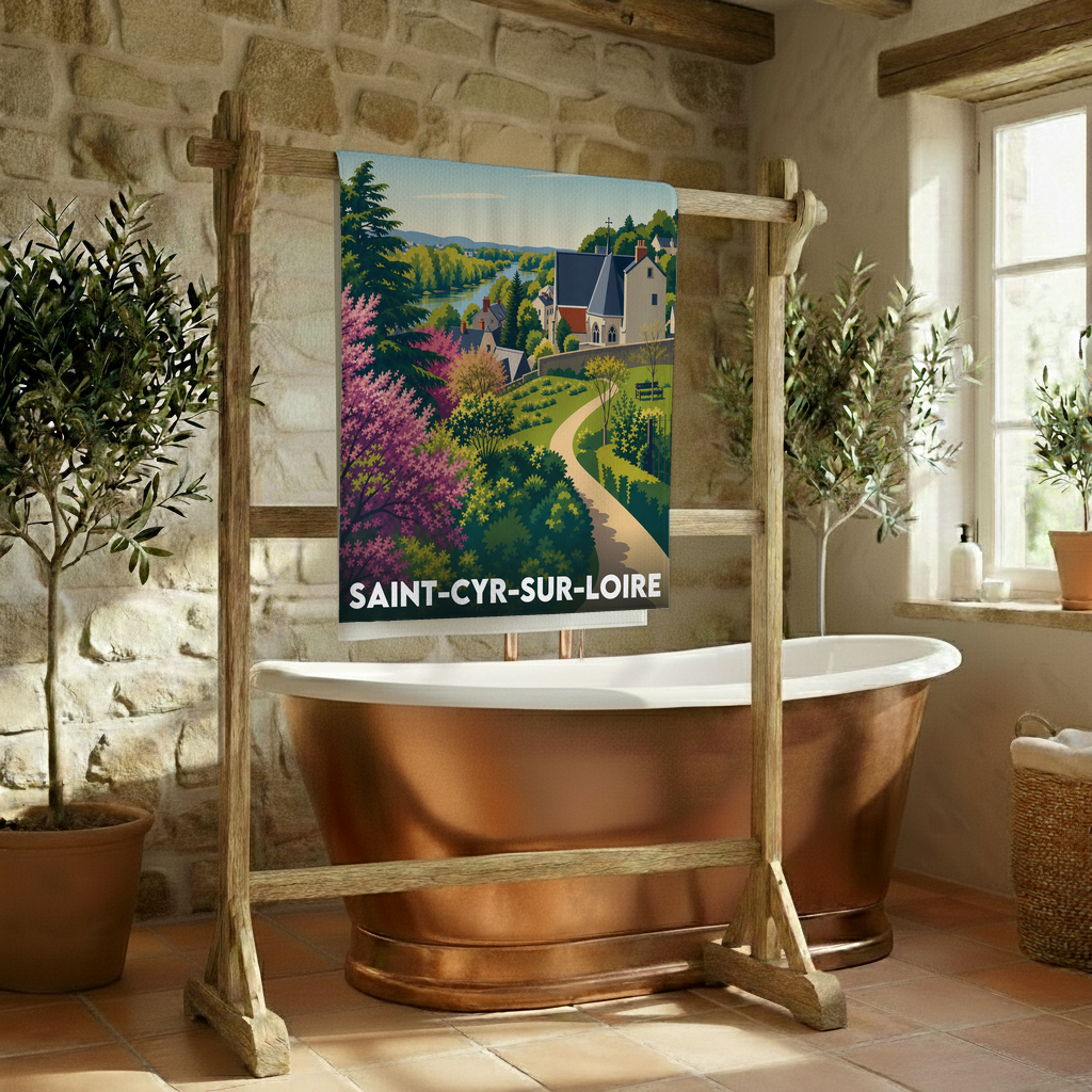 Serviette de bain souvenir de la ville de Saint-Cyr-sur-Loire avec une illustration paysagère stylisée.