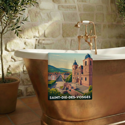 Serviette de bain souvenir de la ville de Saint-Dié-des-Vosges avec une illustration stylisée.