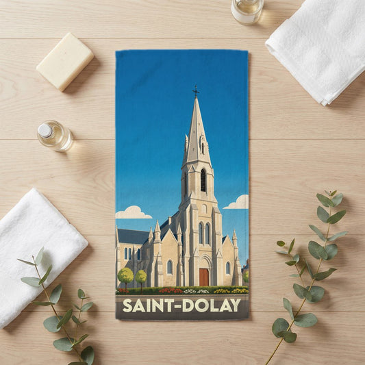 Serviette de bain souvenir de la ville de Saint-Dolay avec une illustration stylisée de son église.