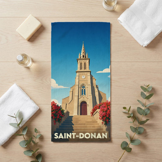 Serviette de bain souvenir de la ville de Saint-Donan avec une illustration stylisée de son église.