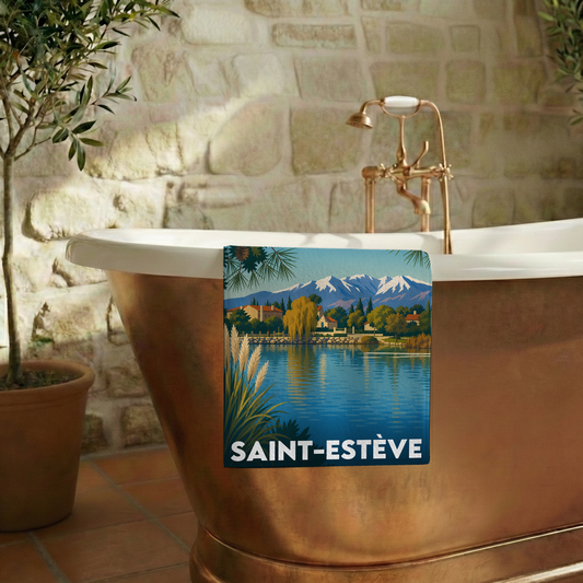 Serviette de bain souvenir de la ville de Saint-Estève avec une illustration stylisée de paysage.