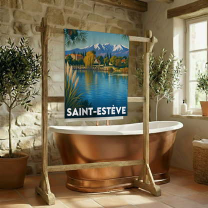 Serviette de bain souvenir de la ville de Saint-Estève avec une illustration stylisée d'un paysage de lac et de montagnes.