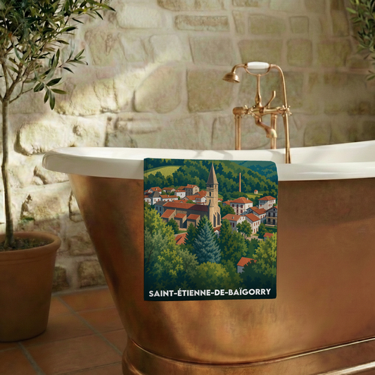 Serviette de bain souvenir de Saint-Étienne-de-Baïgorry avec une illustration stylisée.