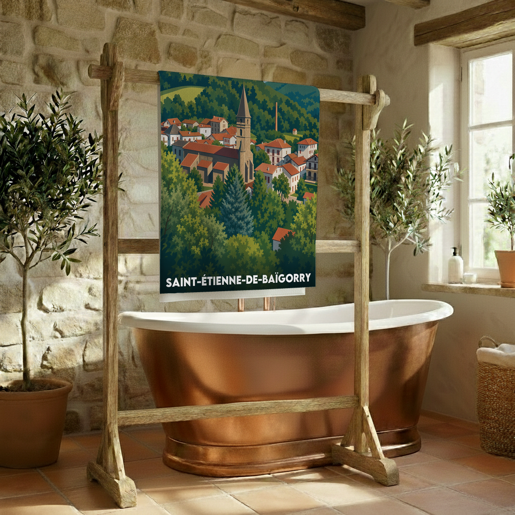 Serviette de bain souvenir de la ville de Saint-Étienne-de-Baïgorry avec une illustration stylisée du village.