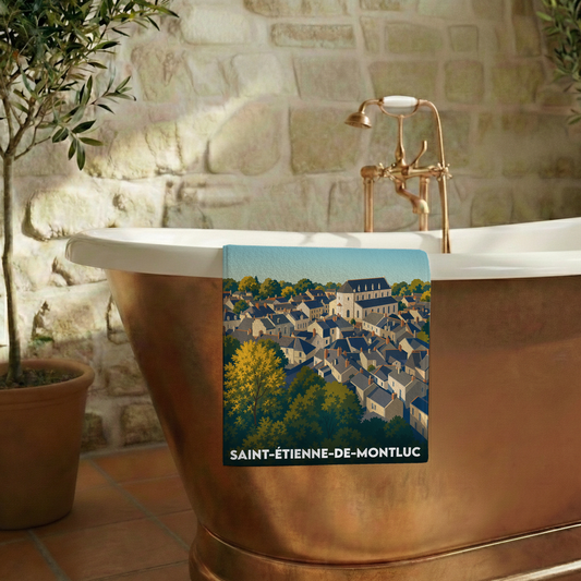 Serviette de bain souvenir de Saint-Étienne-de-Montluc avec une illustration stylisée de la ville.