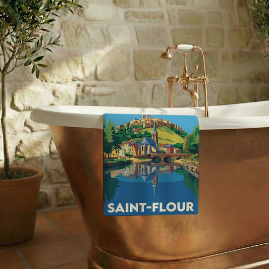 Serviette de bain souvenir de la ville de Saint-Flour avec une illustration stylisée.