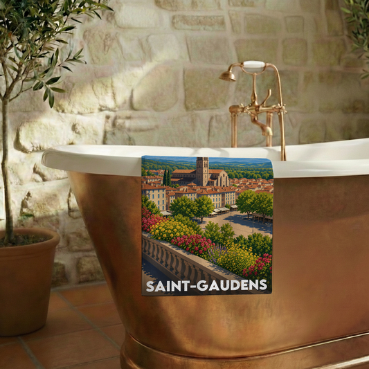 Serviette de bain souvenir de la ville de Saint-Gaudens avec une illustration stylisée.