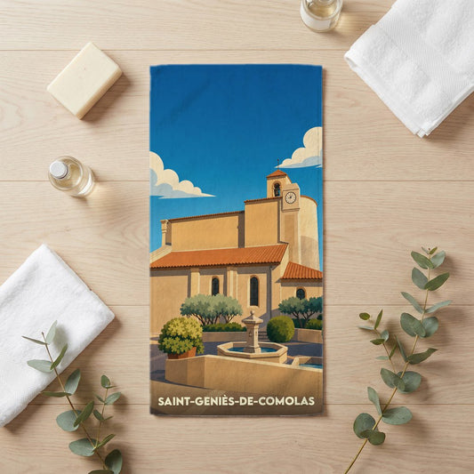 Serviette de bain souvenir de Saint-Geniès-de-Comolas illustrée d'une vue stylisée du village avec son église et sa fontaine.