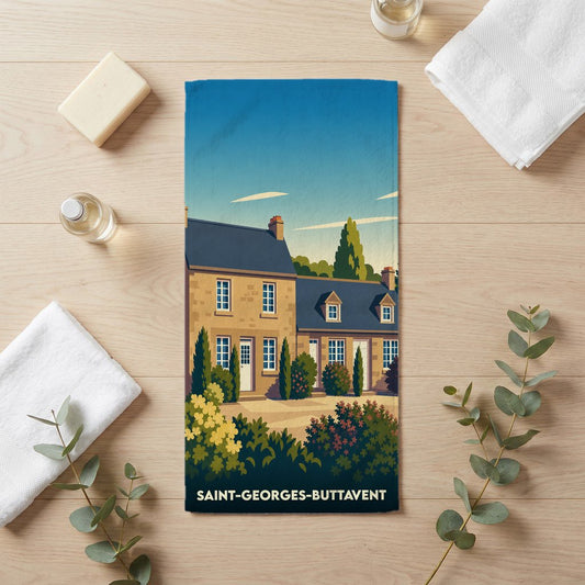 Serviette de bain souvenir de la ville de Saint-Georges-Buttavent avec une illustration de maison traditionnelle.