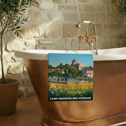 Serviette de bain souvenir de la ville de Saint-Georges-des-Coteaux avec une illustration stylisée.