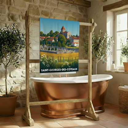 Serviette de bain souvenir de la ville de Saint-Georges-des-Coteaux avec une illustration stylisée.