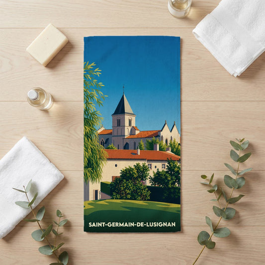 Serviette de bain souvenir de Saint-Germain-de-Lusignan avec une illustration stylisée de son église et de ses paysages.