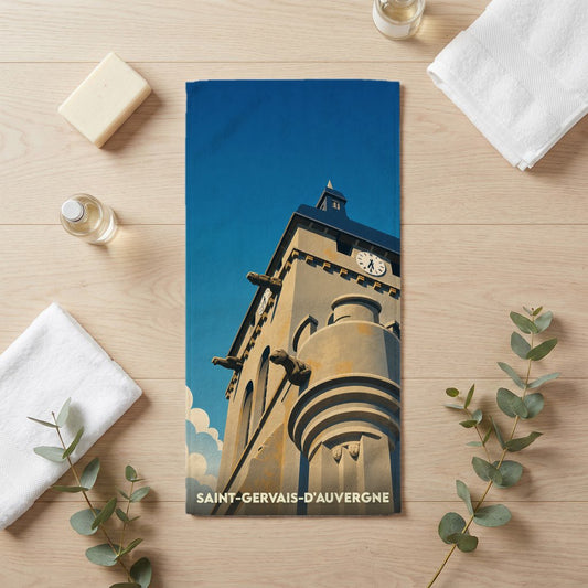 Serviette de bain souvenir de la ville de Saint-Gervais-d'Auvergne avec une illustration stylisée de son architecture.