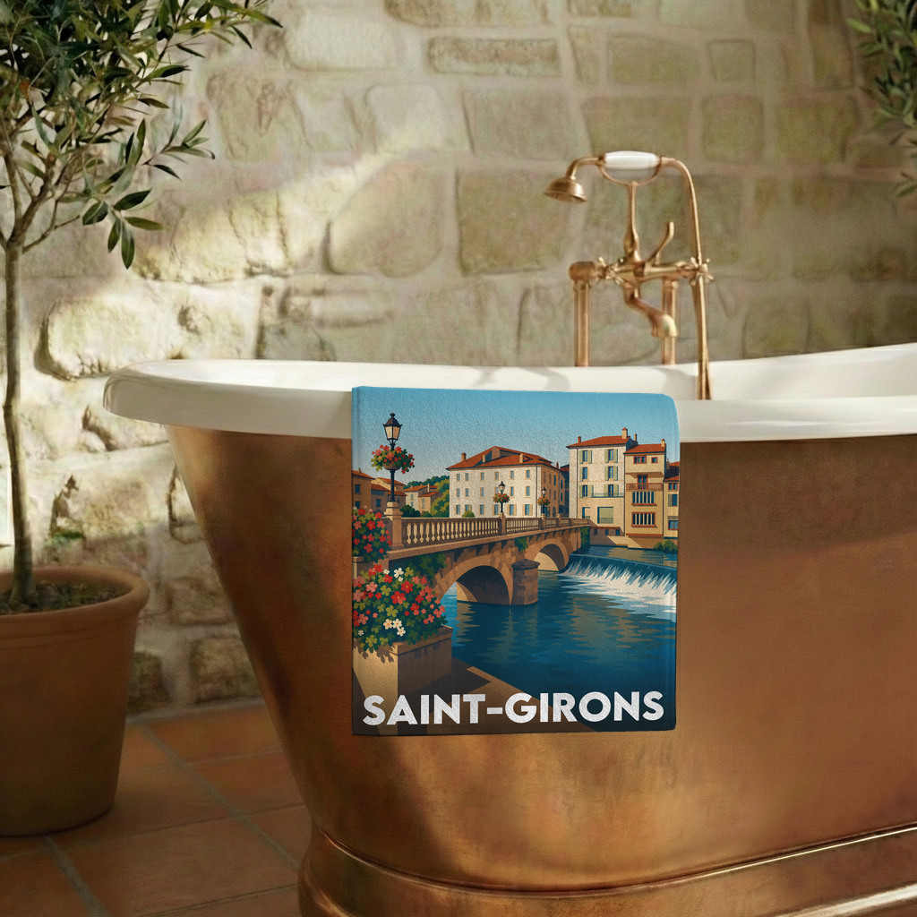 Serviette de bain souvenir de Saint-Girons avec une illustration stylisée de la ville.