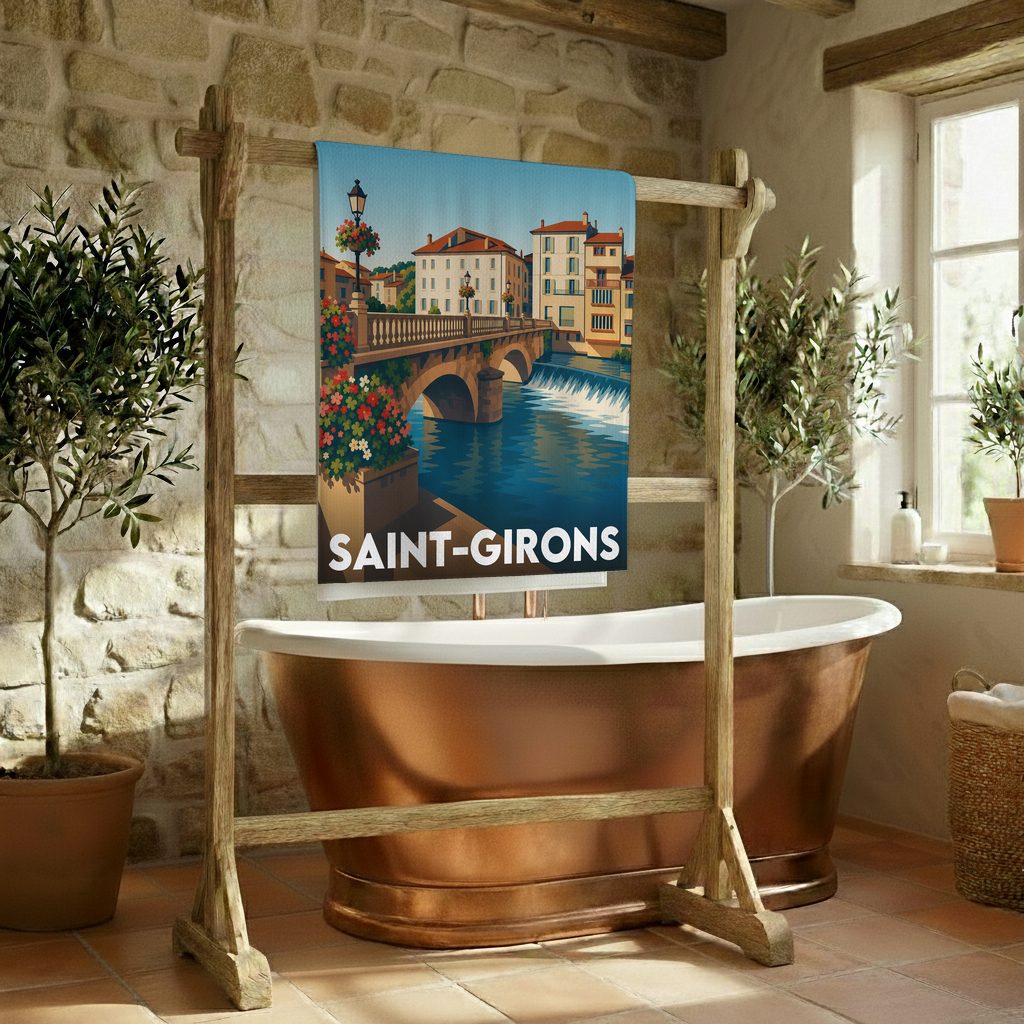 Serviette de bain souvenir de la ville de Saint-Girons avec une illustration stylisée.