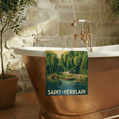 Serviette de bain souvenir de la ville de Saint-Herblain avec une illustration stylisée d'un parc verdoyant au bord de l'eau.