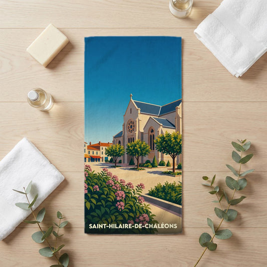 Serviette de bain souvenir de la ville de Saint-Hilaire-de-Chaléons avec une illustration stylisée de son église.