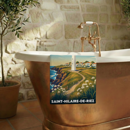 Serviette de bain souvenir de la ville de Saint-Hilaire-de-Riez avec une illustration stylisée de son littoral et de son phare.