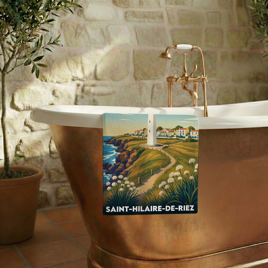 Serviette de bain souvenir de la ville de Saint-Hilaire-de-Riez avec une illustration stylisée de son littoral et de son phare.