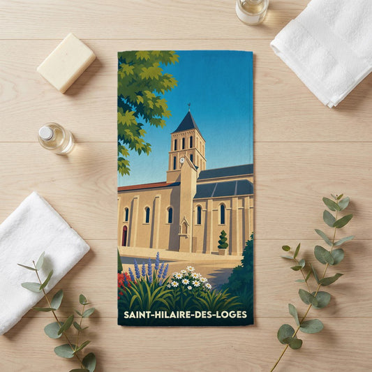 Serviette de bain souvenir de la ville de Saint-Hilaire-des-Loges avec une illustration stylisée de son église.