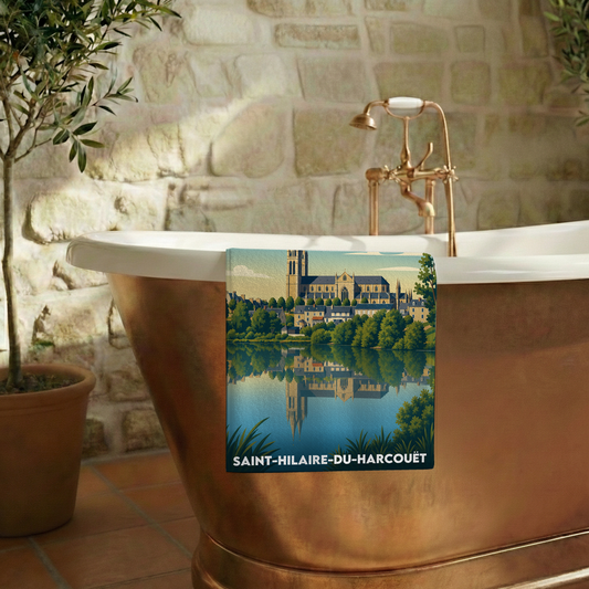 Serviette de bain souvenir de la ville de Saint-Hilaire-du-Harcouët avec une illustration stylisée.