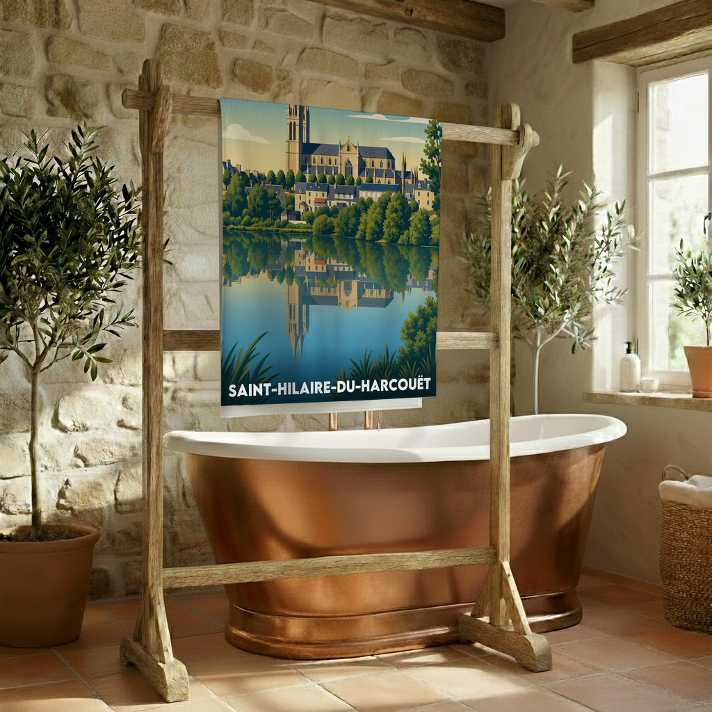 Serviette de bain souvenir de la ville de Saint-Hilaire-du-Harcouët avec une illustration stylisée représentant l'église et son reflet sur l'eau.