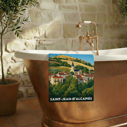 Serviette de bain souvenir de la ville de Saint-Jean-d'Alcapiès avec une illustration stylisée.