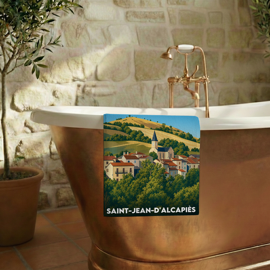 Serviette de bain souvenir de la ville de Saint-Jean-d'Alcapiès avec une illustration stylisée.
