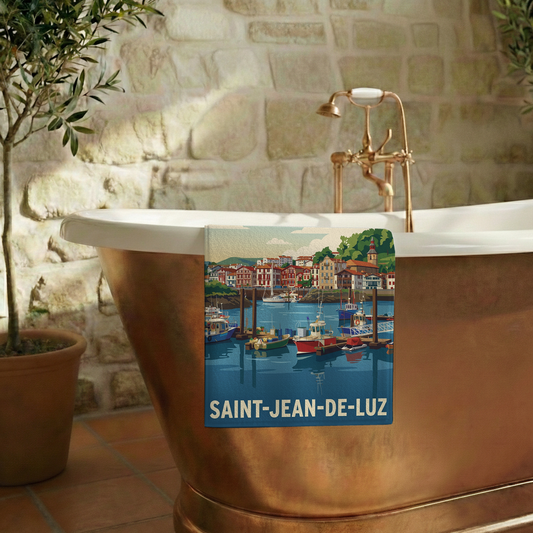 Serviette de bain souvenir de la ville de Saint-Jean-de-Luz avec une illustration stylisée de son port.