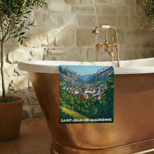 Serviette de bain souvenir de Saint-Jean-de-Maurienne avec une illustration stylisée de la ville et des montagnes.