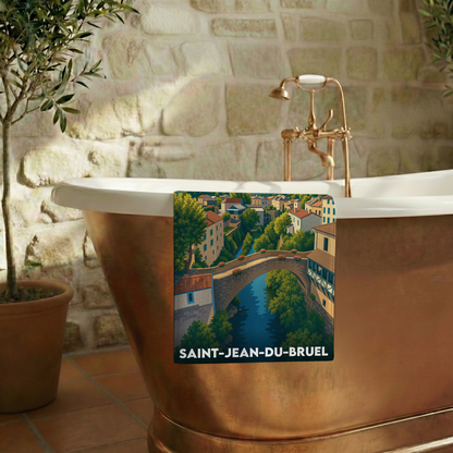 Serviette de bain souvenir de la ville de Saint-Jean-du-Bruel avec une illustration stylisée du village.