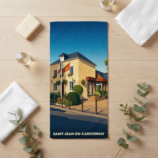 Serviette de bain souvenir de Saint-Jean-du-Cardonnay avec une illustration stylisée de la mairie.