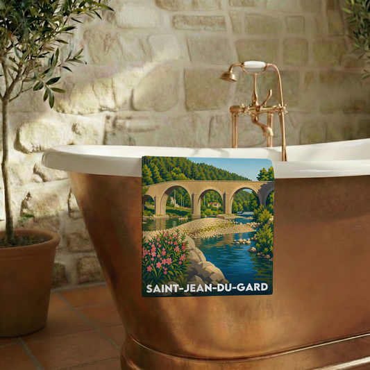 Serviette de bain souvenir de la ville de Saint-Jean-du-Gard avec une illustration stylisée.