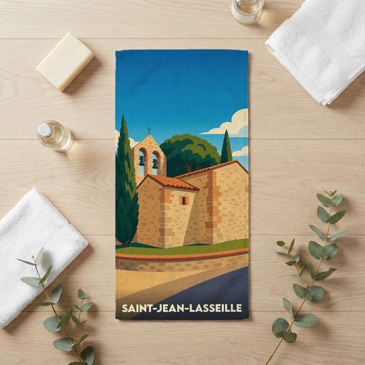 Serviette de bain souvenir de la ville de Saint-Jean-Lasseille avec une illustration stylisée de son église romane.