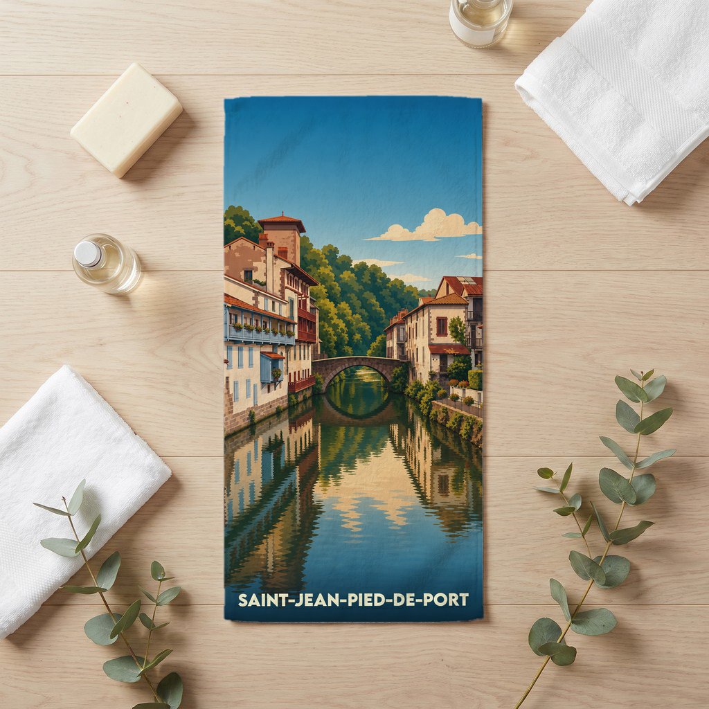 Serviette de bain souvenir de la ville de Saint-Jean-Pied-de-Port avec une illustration stylisée.