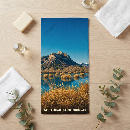 Serviette de bain souvenir de la ville de Saint-Jean-Saint-Nicolas avec une illustration de paysage montagneux.