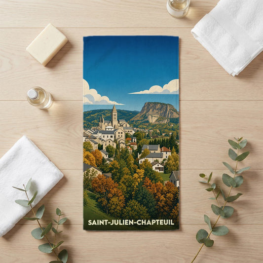 Serviette de bain souvenir de Saint-Julien-Chapteuil illustrée d'un paysage montagneux stylisé.