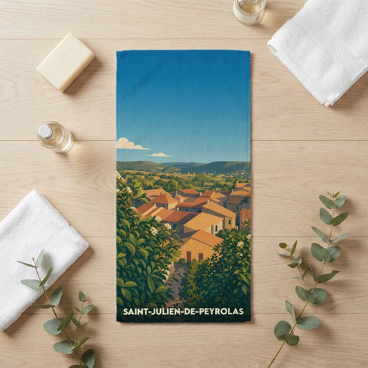 Serviette de bain souvenir de Saint-Julien-de-Peyrolas illustrée d'un paysage de village provençal.