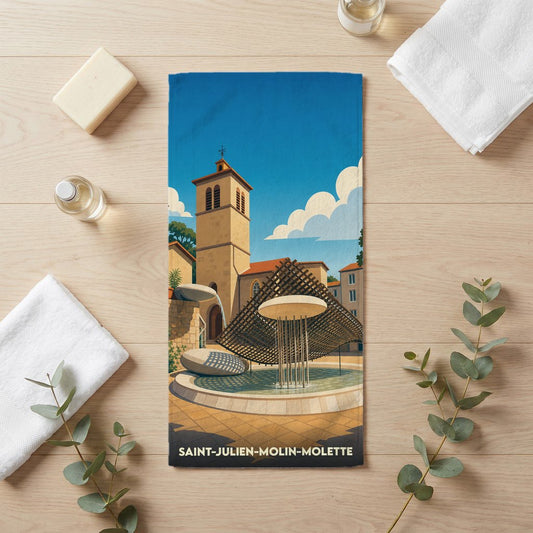 Serviette de bain souvenir de Saint-Julien-Molin-Molette ornée d'une illustration stylisée de sa place et de son église.