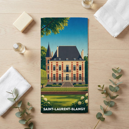 Serviette de bain souvenir de la ville de Saint-Laurent-Blangy avec une illustration stylisée d'un manoir.