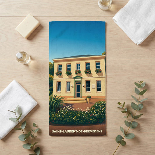 Serviette de bain souvenir de Saint-Laurent-de-Brèvedent avec une illustration stylisée de la mairie fleurie.