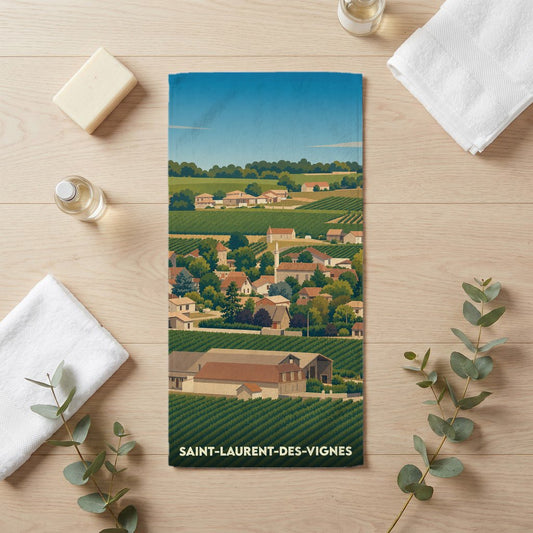 Serviette de bain souvenir de Saint-Laurent-des-Vignes illustrée d'un paysage de vignobles et de village.