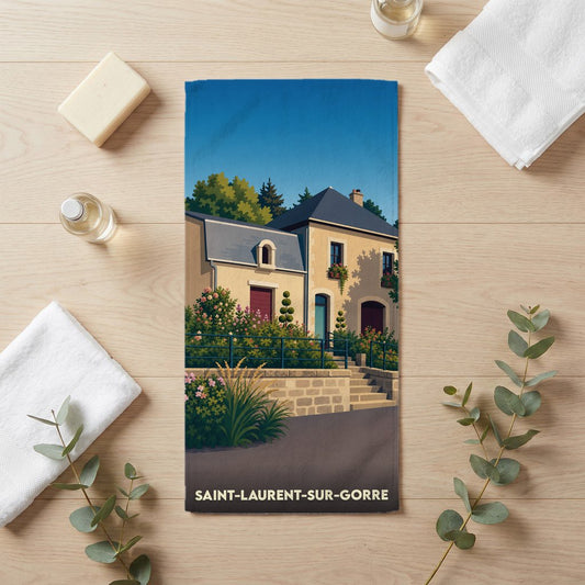 Serviette de bain souvenir de la ville de Saint-Laurent-sur-Gorre avec une illustration stylisée d'une maison traditionnelle.