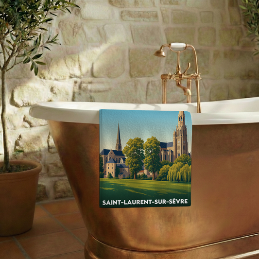 Serviette de bain souvenir de la ville de Saint-Laurent-sur-Sèvre avec une illustration stylisée.