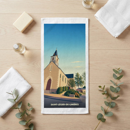 Serviette de bain souvenir de Saint-Léger-de-Linières ornée d'une illustration stylisée de son église.