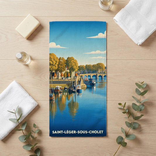 Serviette de bain souvenir de la ville de Saint-Léger-sous-Cholet avec une illustration stylisée des bords de l'Eure.