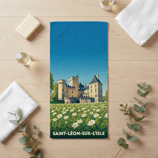 Serviette de bain souvenir de la ville de Saint-Léon-sur-l'Isle illustrée d'un château surplombant un champ de fleurs.