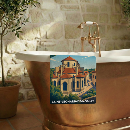 Serviette de bain souvenir de la ville de Saint-Léonard-de-Noblat avec une illustration stylisée.